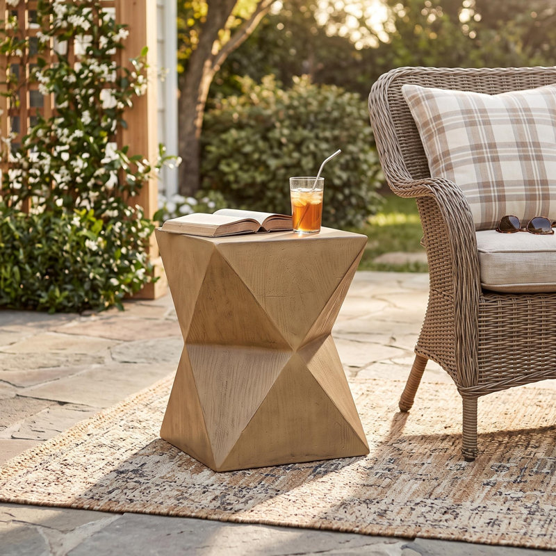 Table d'appoint de patio Moshe Modern MGO Prismatic Symmetry avec finition peinte à la main