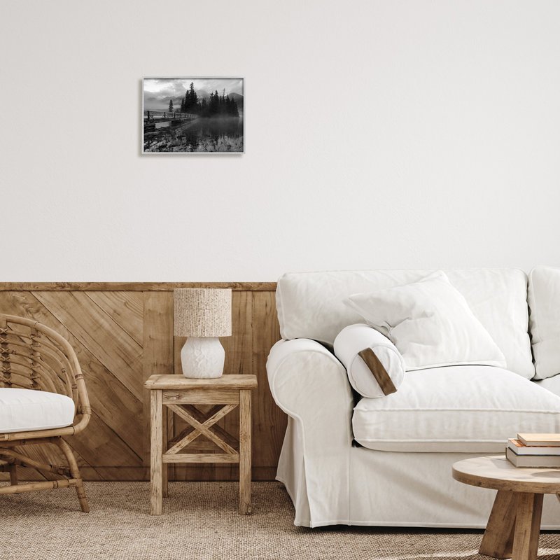 Noir et blanc, paysage nuageux, pont sur le lac, montagnes brumeuses, L 14 po x H 14 po, Estampe numérique Farmhouse