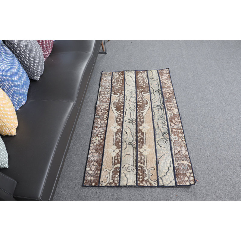 Tapis Oushak classique classique idéal pour rehausser le décor de la salle de bain et de la chambre à coucher avec son motif en patchwork brun et sa petite taille, parfait pour les petits espaces