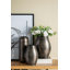 Grand vase ovale ciselé en aluminium avec surface texturée verticale et lustre métallique pour des centres de table élégants.