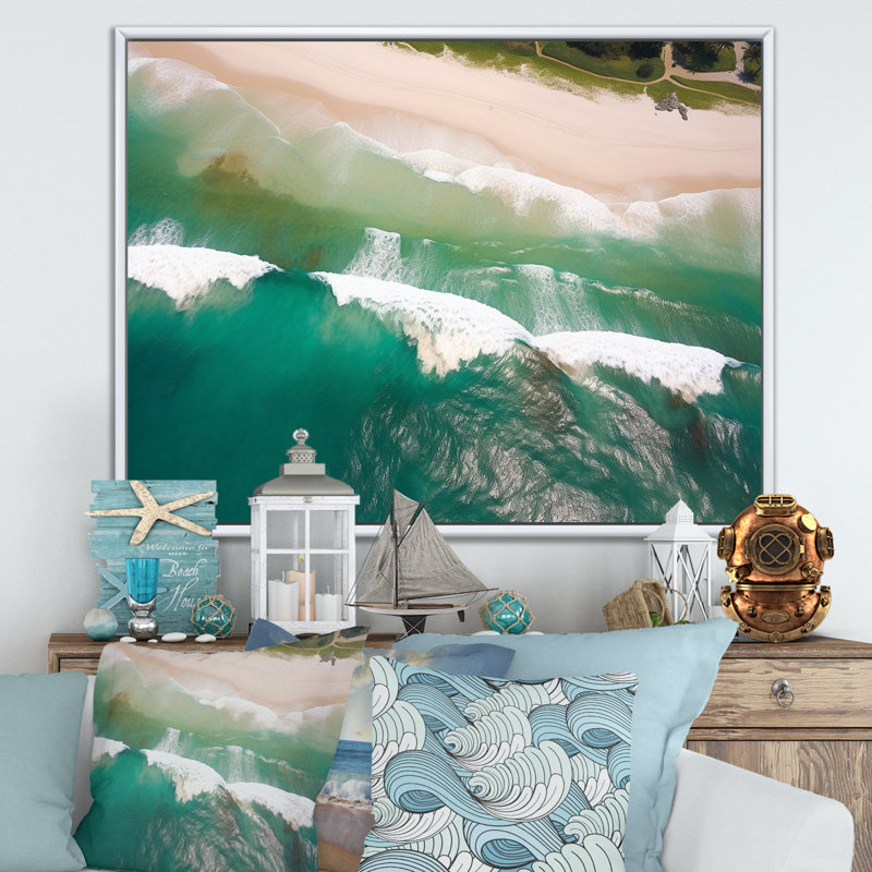 Vagues vertes vue aérienne III - plage, art mural, H 34 po x l 44 po x P 1,5 po, Cadre flottant blanc