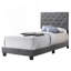 Charmant lit simple gris avec rangement spacieux sous le lit, parfait pour les chambres organisées et élégantes