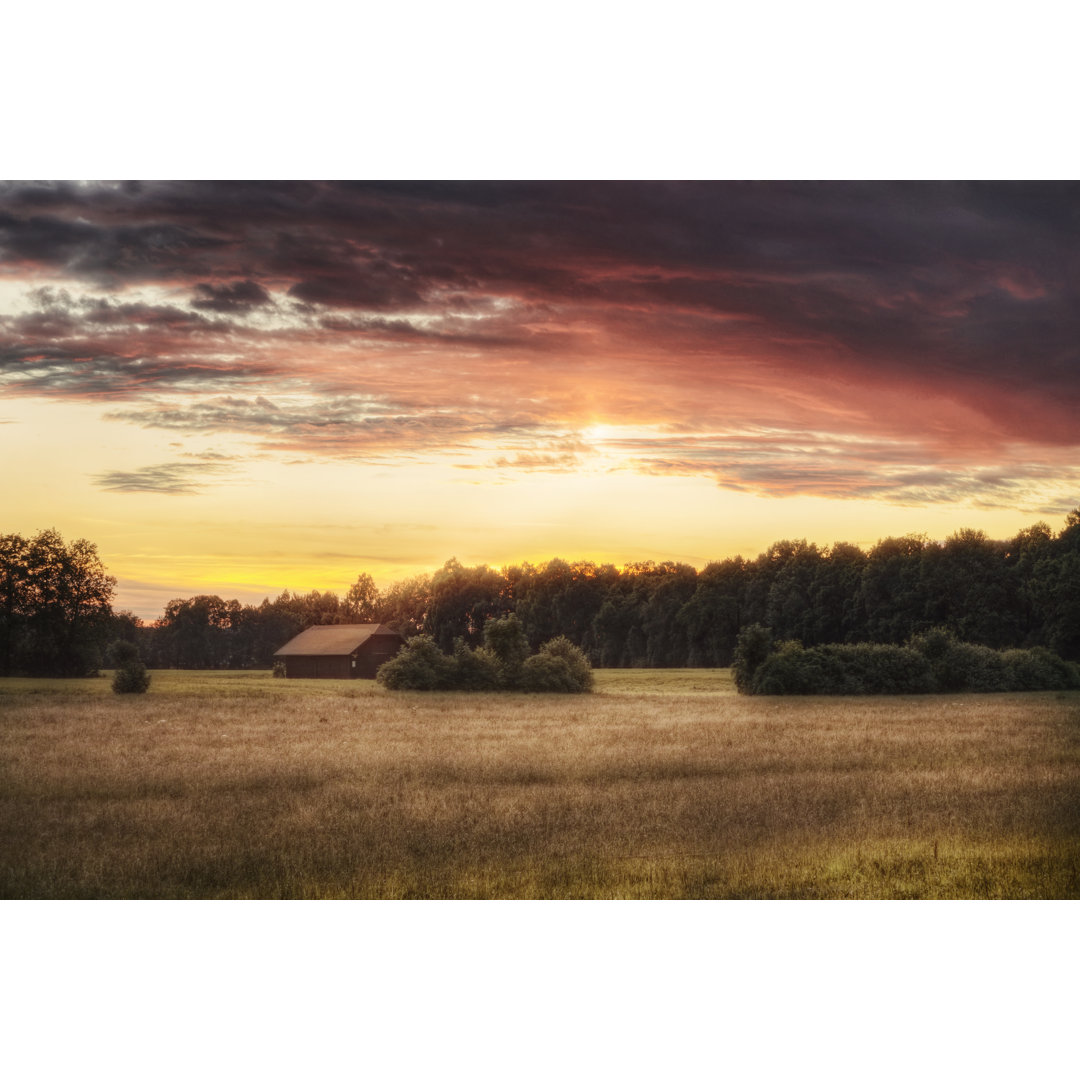 Feuriger roter Sonnenuntergang über ländlicher Landschaft von DaveLongMedia - Kunstdrucke ohne Rahmen auf Leinwand