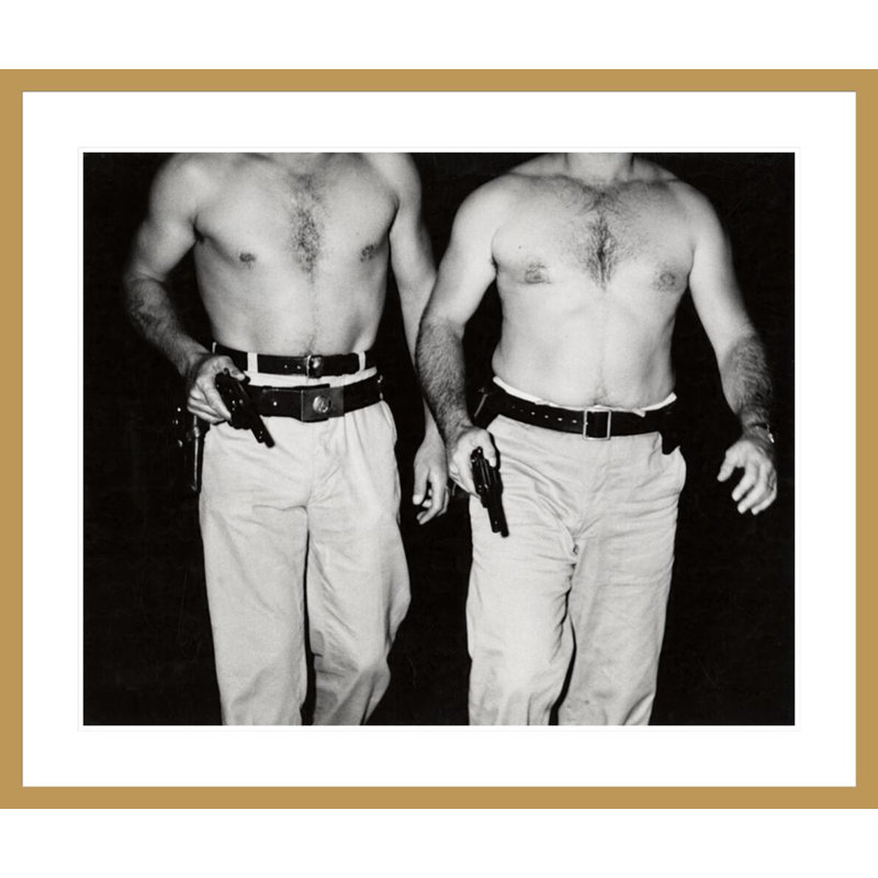 [Deux agents de police qui ont plongé dans la rivière Hudson pour sauver Donna Landon à New York] par Weegee - Impression numérique sur toile