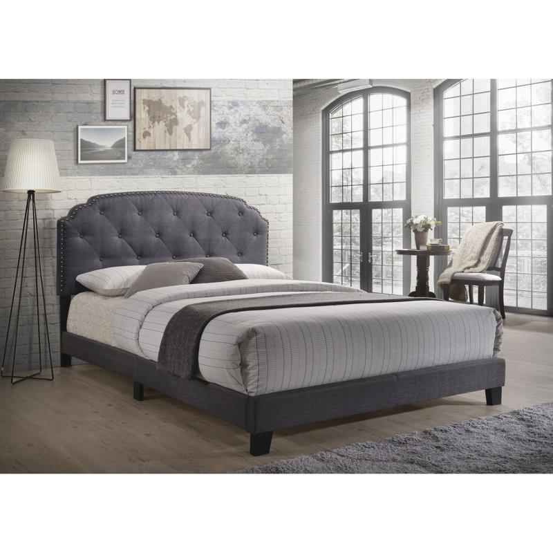 Grand lit élégant en tissu gris avec structure discrète et durabilité moderne