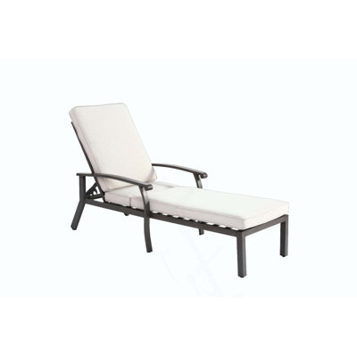 Chaise longue en fonte d'aluminium avec matériau durable, dossier réglable et roulettes pour un confort et une mobilité ultimes.
