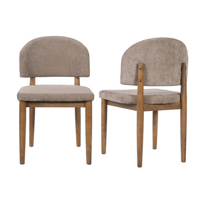 Chaise de salle à manger Kestrel moderne en bois d'hévéa naturel, avec dossier arrondi et siège en tissu texturé.