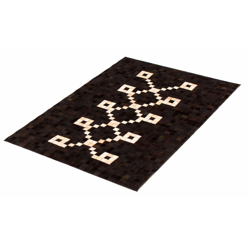 Tapis noir en cuir de vache Hanita