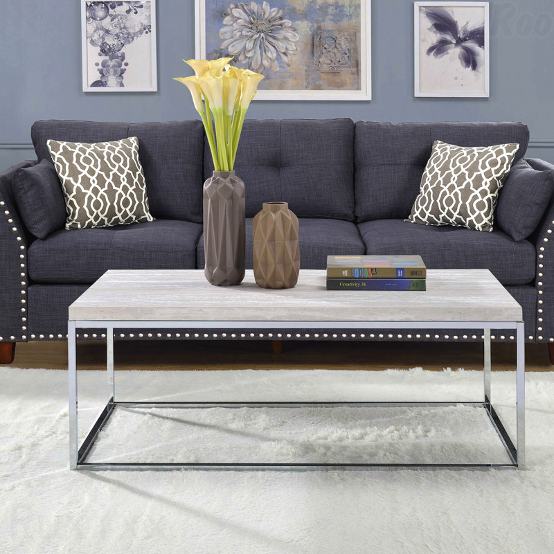 Table basse en chêne clair avec base ouverte et détails chromés