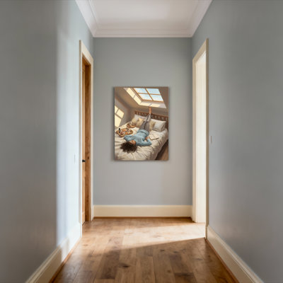 Femme qui se détend sur un lit avec un plateau de petit-déjeuner - Tableau sur toile (1 pièce)