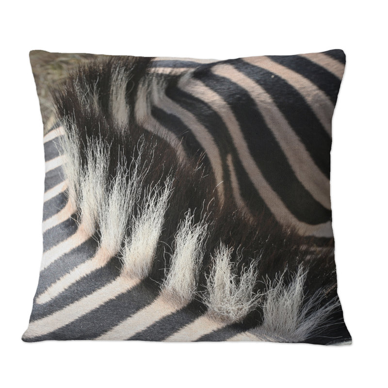 Détail d'un motif zébré noir et blanc en forme de V - coussin décoratif traditionnel, 16 po x 16 po
