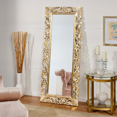 Miroir sur pied traditionnel sculpté à la main avec un design orné, parfait pour rehausser la décoration intérieure