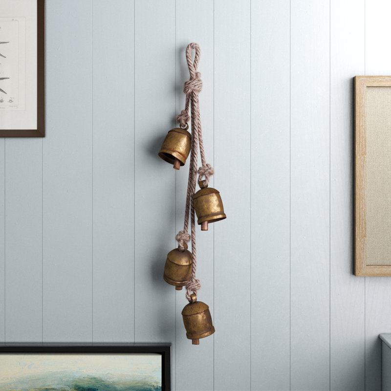  Quatre clochettes suspendues en fer rustique sur corde - 26 po