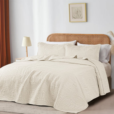 Qatan Oversized Embossed Coin Quilted Bedspread Set, California King, Reversible Lightweight Coverlet with Pillow Shams, Cream