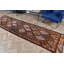 Charmant tapis de couloir turc idéal pour ajouter une touche de couleur à votre couloir dans un style rétro