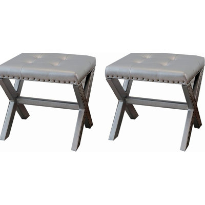 Ensemble de 2 tabourets de coiffeuse argentés à garniture cloutée avec siège capitonné et structure en bois massif