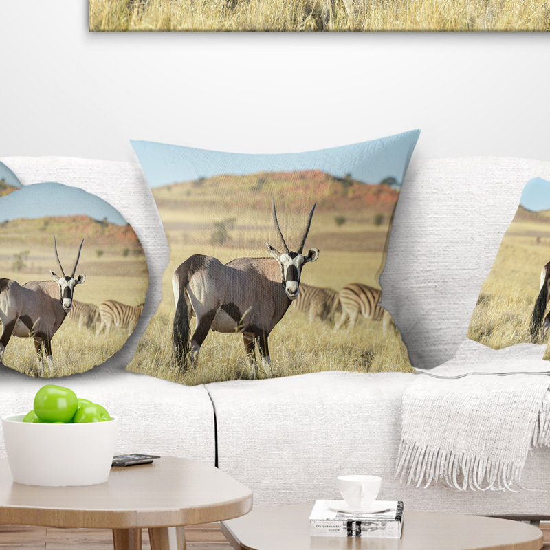 Faune sauvage dans la prairie de la Namibie - oreiller imprimé animal, 18 po x 18 po, Coussin décoratif