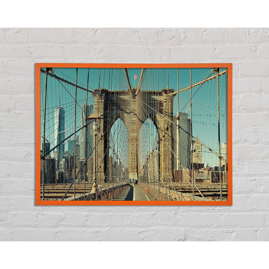 Aoun Walking Through The Brooklyn Bridge - Einzelne Bilderrahmen Kunstdrucke