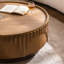 Table basse ronde en bois avec relief fabriqué à la main et piédestal robuste pour les espaces de vie modernes