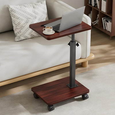 Plateau télé pivotant à 360 ° à hauteur réglable en forme de C, table de collation mobile en noyer foncé avec 4 roulettes, bureau latéral peu encombrant pour le canapé, le chevet et les espaces de vie compacts