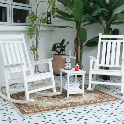 Ensemble de chaises berçantes toutes saisons avec table d'appoint, ensemble de chaises berçantes 3 pièces à texture de bois (comprend 2 chaises berçantes et 1 table)