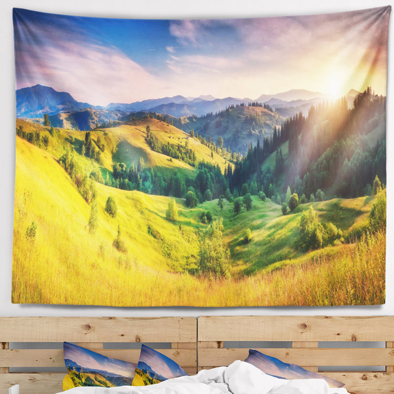 Tapisserie «Landscape Green Hills Glowing By Sunlight», H 32 po x l 39 po