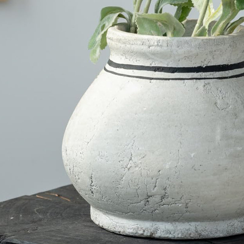 Vase en argile rétro fait à la main