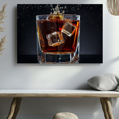 Toile, une image à grande vitesse capture un verre débordant d'art mural ambré qui rappelle le whisky comme deux glaces cristallines