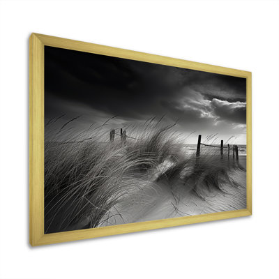 «Black and White Beach Scenery I - Coastal Beach», art mural encadré