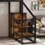 Lit mezzanine avec bureau, centre de charge et escalier à trois niveaux, pour les salles de jeux, escalier multi-rangement noir, tablettes, structure en métal, espaces de travail,