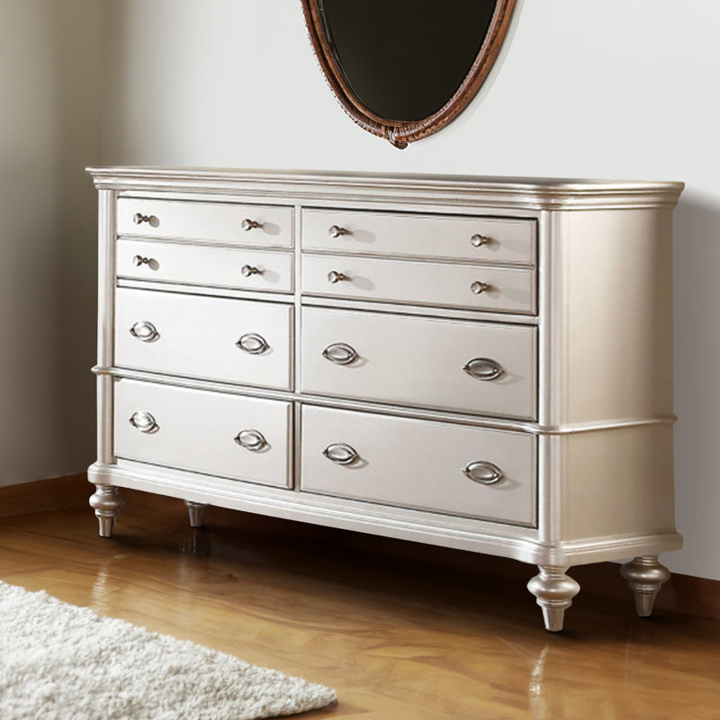 Commode 6 tiroirs de 63 pouces de largeur, boutons en cristal, détails moulés, argent