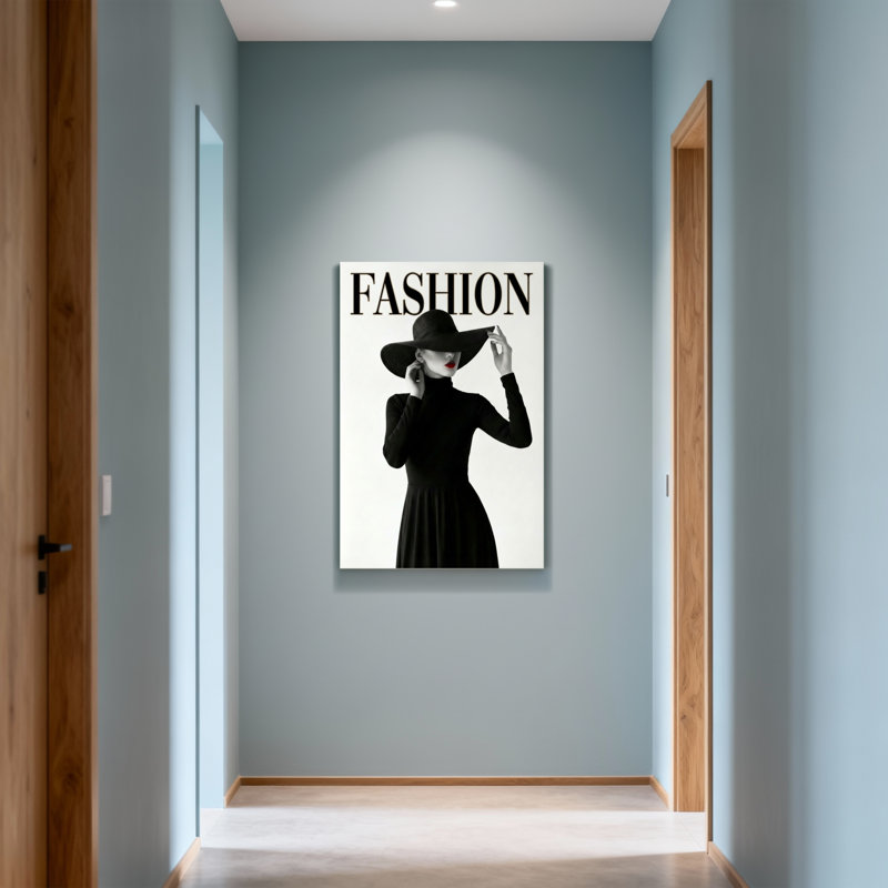 Mannequin en robe noire et chapeau, H 18 po x l 12 po