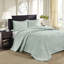 Couette réversible grand lit/queen. Parfait pour toutes les saisons. Design raffiné. Garnissage en coton prélavé pour un confort optimal. Comprend deux taies d'oreiller. Lavable à la machine. Finitions haut de gamme.