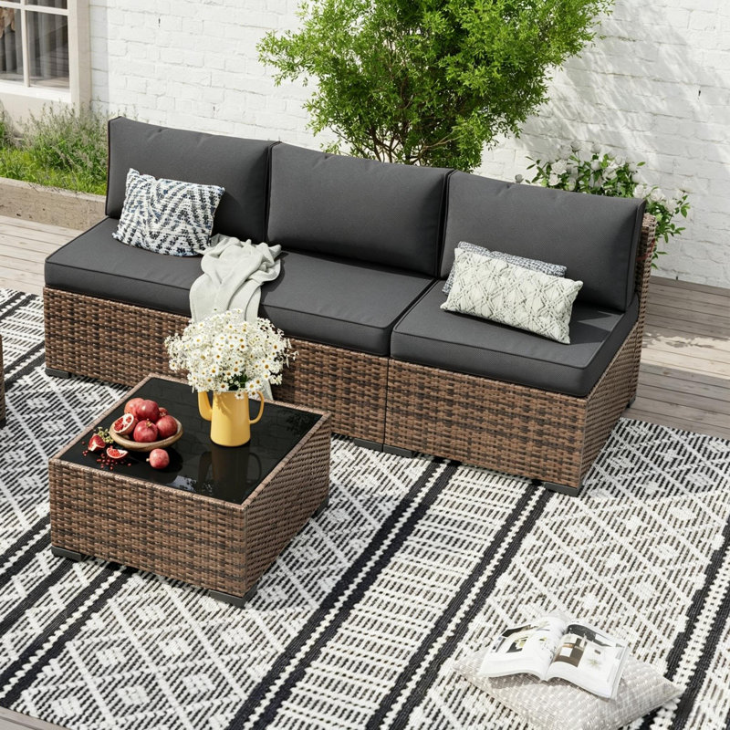 L'ensemble 4 pièces comprend trois chaises sans accoudoirs et une table basse, Gray