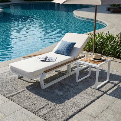 Ensemble 3 pièces de chaises longues inclinables d'extérieur avec table d'appoint et coussin, blanc, crème, teck et blanc