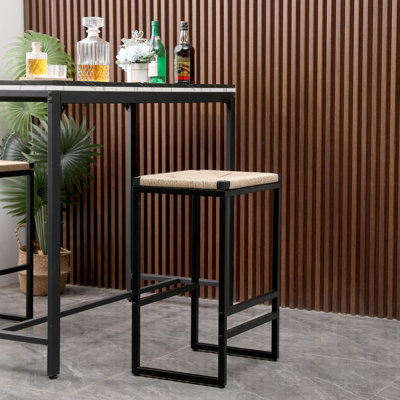 Tabourets de bar en papier tissé 2. Structure en métal. Élégant. 15,74 po x 13,39 po x 25 po. Pour la maison et le café. Chaise de comptoir de cuisine 2 pièces sans dossier facile à installer - Structure solide avec siège, polyvalente, antidérapante, 220 lb
