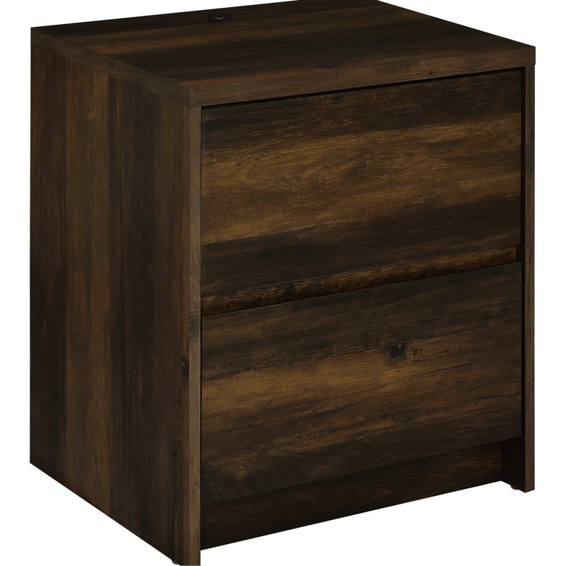 Table de chevet foncé en pin avec 2 tiroirs, charge en A et C, éclairage à détecteur de mouvement. Garde les articles de chevet soigneusement rangés dans le grain du bois du tiroir, prise intégrée, ajout pratique à toute chambre à coucher