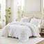 Couette 3 pièces pour lit double/queen, aspect fleuri et moelleux, en microfibre douce brossée, confort toutes saisons, indice de chaleur 100 %, entretien facile, idéale pour les jeunes femmes. Décoration à nouer. Lavable à la machine.