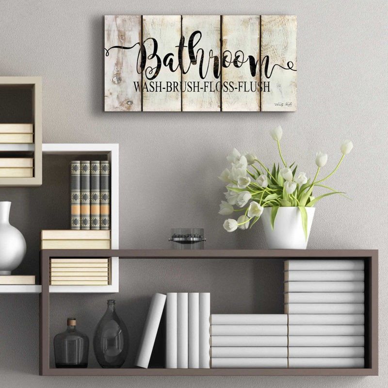 «Bathroom on Wood Panels» par Cindy Jacobs, art mural en verre acrylique, L 24 po x H 12 po
