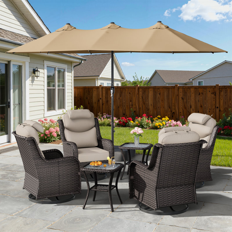 Ensemble de chaises pivotantes en polyéthylène pour 4 personnes Adcox avec parasol de patio double, appui-tête, tables d'appoint et coussins beiges Adcox