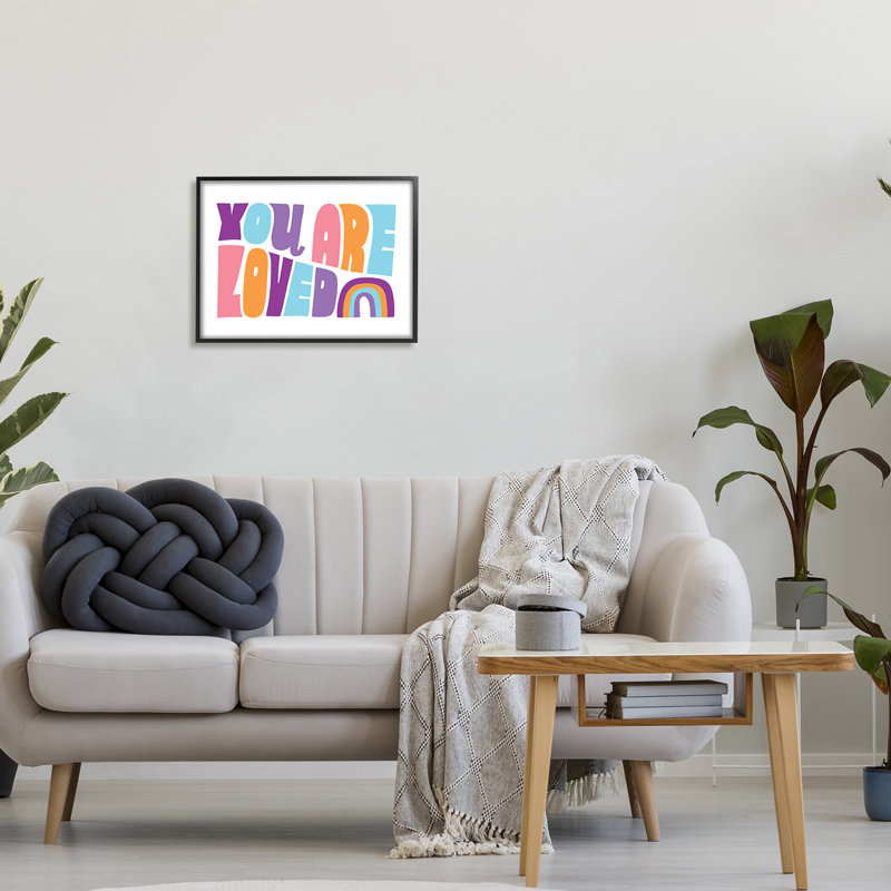 «You Are Loved Rainbow Icon», art textuel rétro sur plaque par Loni Harris, H 20 po x l 16 po, Cadre noir