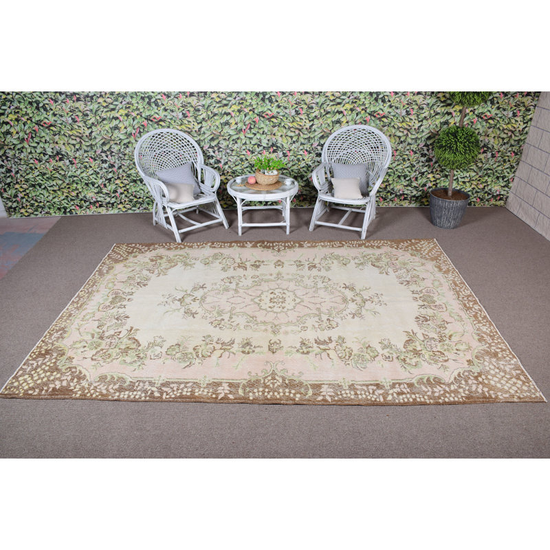 Tapis turc antique Oushak avec un élégant motif floral bohémien pour un décor de salon élégant