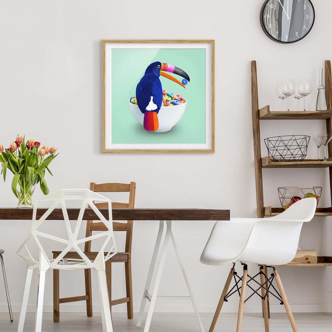 Gerahmter Grafikdruck Frühstück mit Toucan von Jonas Loose