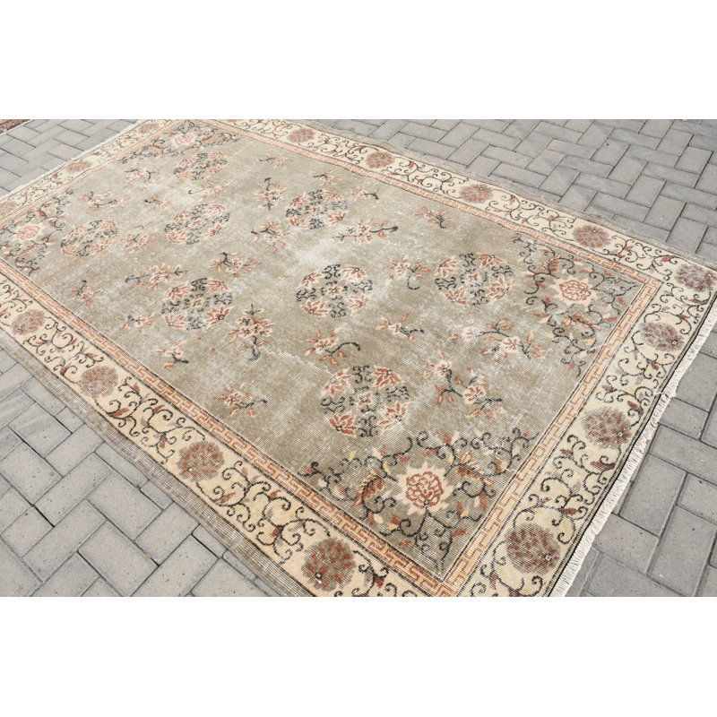 Élégant tapis turc rétro avec des motifs floraux discrets et des tons pastel doux, idéal pour une décoration gracieuse