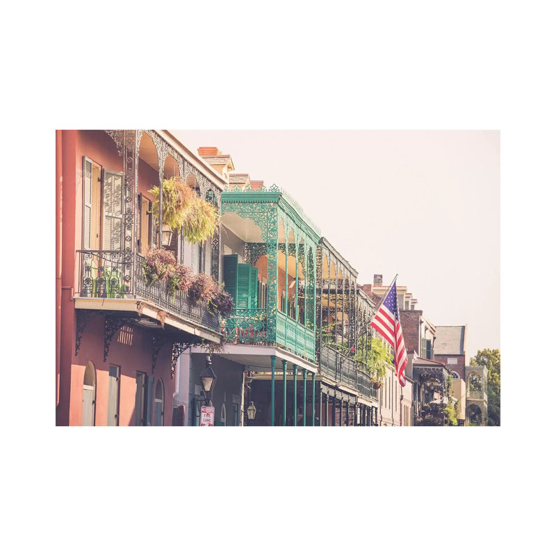 «Colorful New Orleans French Quarter Balconies» par Ann Hudec, reproduction de photo sur toile tendue