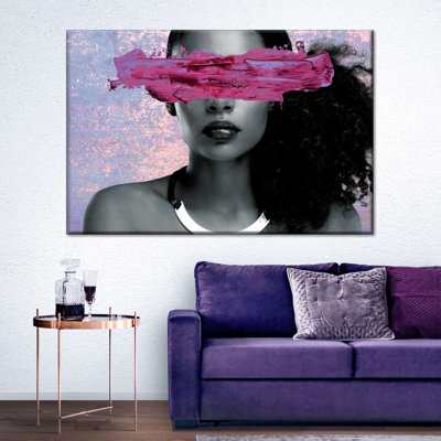 Portrait de fille urbaine en peinture rose