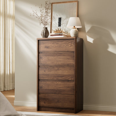 Commode moderne à 5 tiroirs pour chambre à coucher, commode de 121 cm de haut avec profil incurvé, commode en bois de style milieu du siècle sans poignées, grande commode pour chambre à coucher ou salon