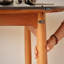 Table ronde en bois de cerisier-106973632-106973634