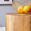 La table cylindrique avec sa conception à motif peut être facilement intégrée