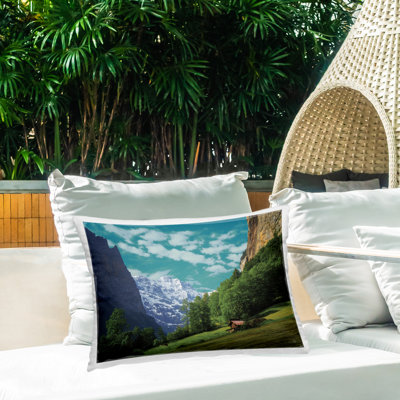 Coussin d'extérieur imprimé Lush Mountain Hill par Martin Podt